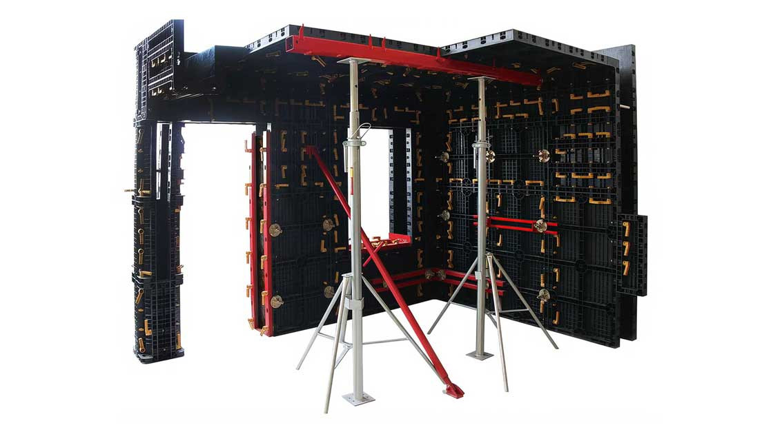 The use of plastic formwork for the formation of foundations, walls, pillars, columns and ceilings
