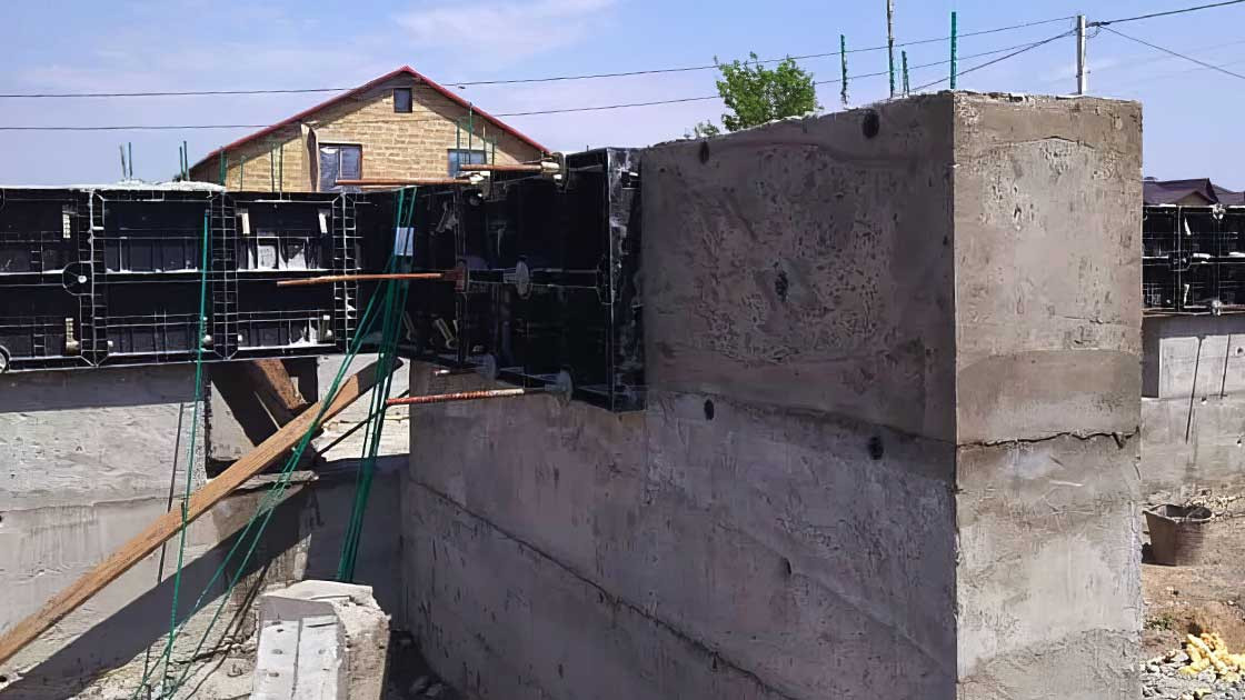 Construction of monolithic walls made of foam concrete using plastic formwork